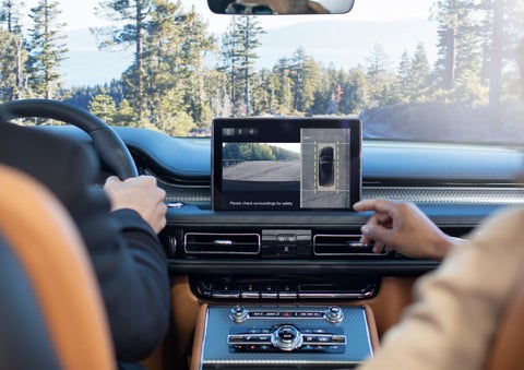 The available 360-Degree Camera shows a bird's-eye view of a Lincoln Aviator® SUV | Oliver Lincoln in Plymouth IN